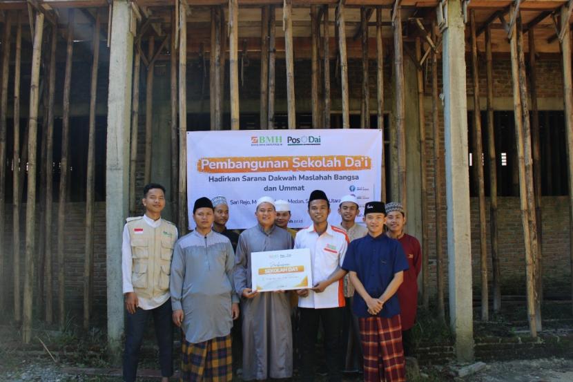 BMH bersama Pos Dai menyalurkan  dana pembangunan sekolah dai  di Kelurahan Sari Rejo Kecamatan Medan Polonia, Kota Medan, Sumatera Utara, Senin (16/1/2023).
