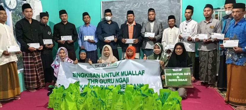 BMH bersama Pos Dai menyalurkan THR kepada  guru dan dai,  serta bingkisan untuk mualaf di Dusun Banyuurip, Getas, Kabupaten Temanggung, Jawa Tengah, Selasa (26/4).