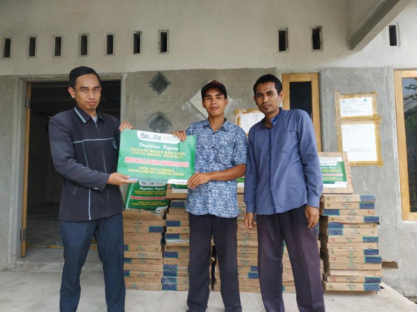 BMH bersama Pos Dai NTB bersinergi memberikan bantuan keramik dan semen  untuk Mushala Said An-Nursaseh di Desa Anggaraksa, Kecamatan Pringbaya, Lombok Timur.