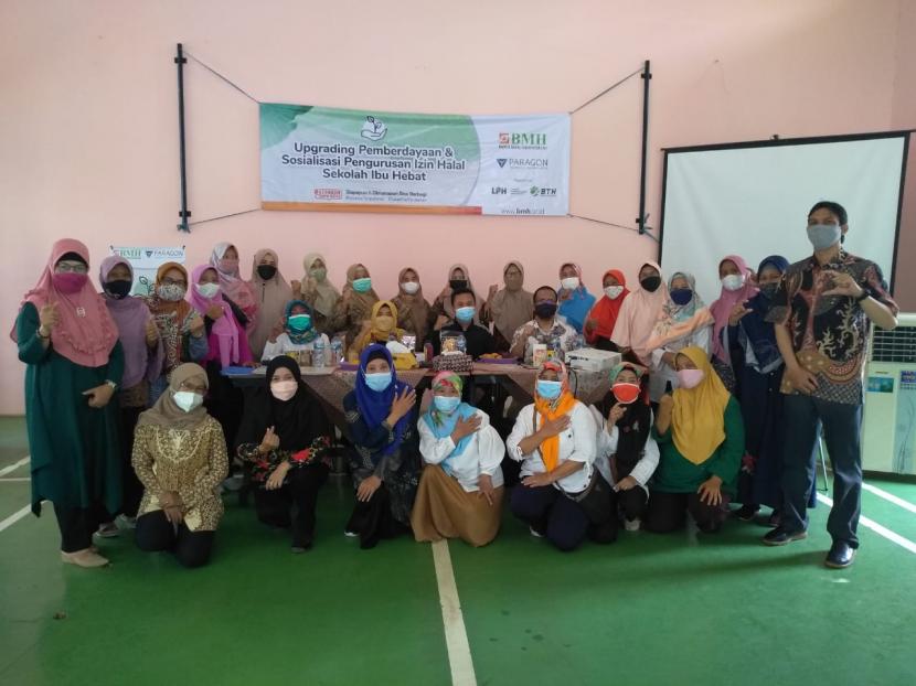 BMH bersama PT Paragon mengadakan upgrading pemberdayaan dan sosialisasi teknis pengurusan izin halal yang diikuti para pelaku usaha mikro yang tegrbaung dalam Sekolah Ibu Hebat, di Cipayung, Depok, Kamis (21/10).