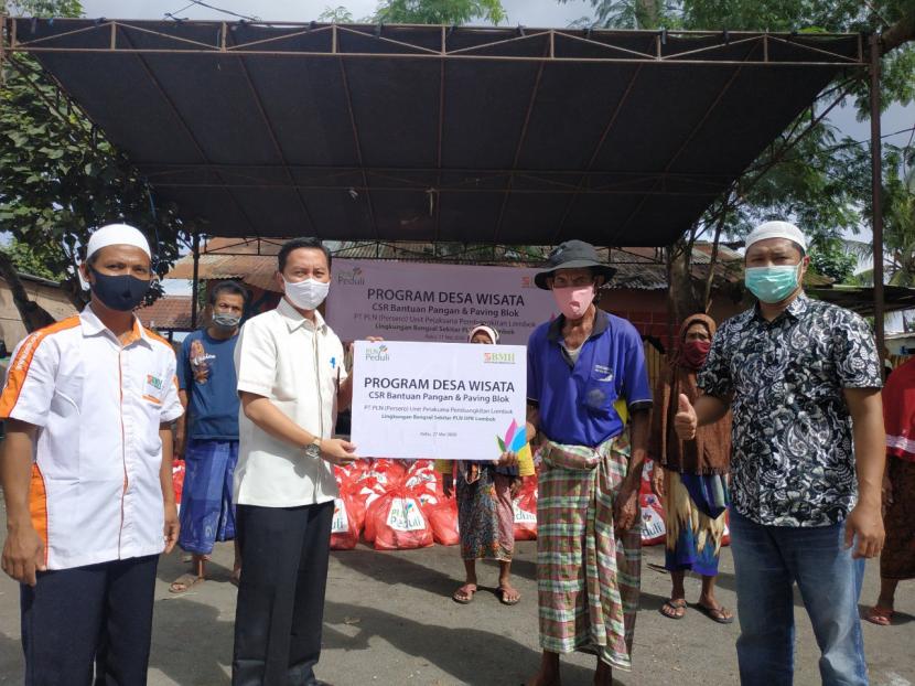 BMH bersama PT PLN UPK Lombok membagikan sembako kepada dhuafa di Kelurahan Tanjung Karang, Mataram.