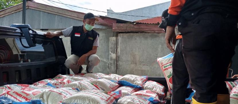 BMH bersama Sahabat Al-Aqsha menyalurkan 1 ton beras kepada para pengungsi gempa di Mamuju dan Majene, Sulawesi Barat.