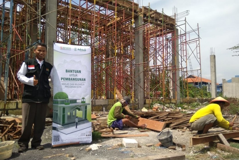  BMH bersama Sakinah Supermarket  membantu pembangunan mushala di pinggir kota Surabaya.