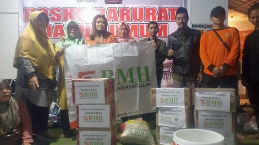 BMH bersama SAR Hidayatullah Jabar membantu korban banjir dan longsor Garut sejak Ahad (17/7/2022).