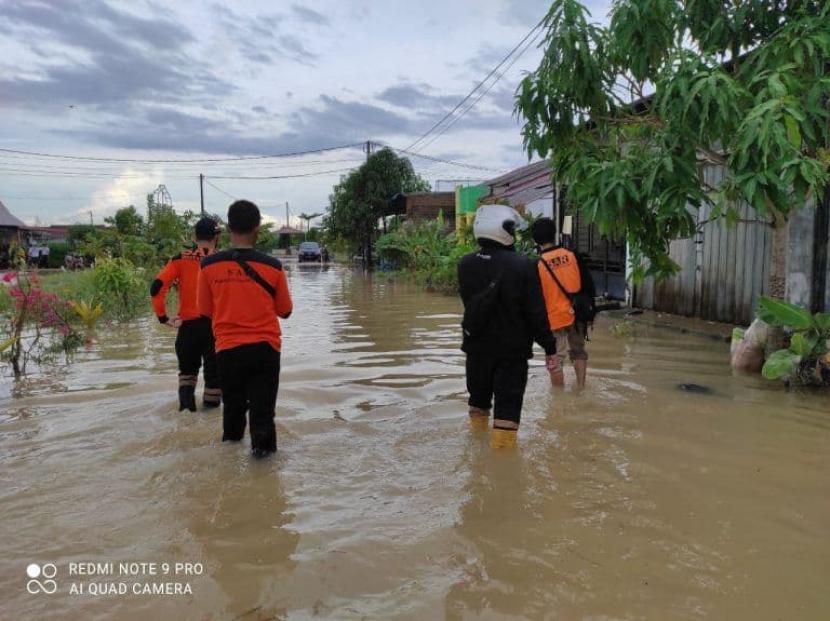 .BMH bersama SAR Hidayatullah memberikan bantuan evakuasi dan makanan cepat saji untuk warga terdampak banjir di Kota Batam, Kepri.