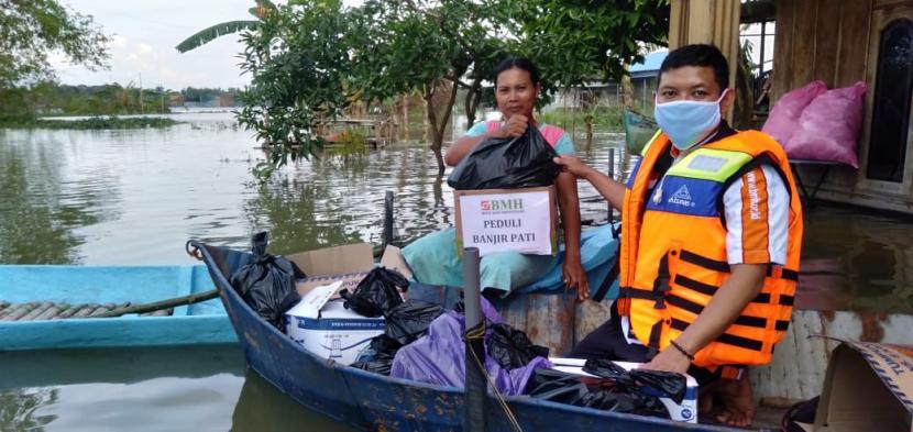BMH bersama SAR Hidayatullah menyalurkan bantuan untuk korban banjir di Semarang, Kendal dan Pati, Jawa Tengah.
