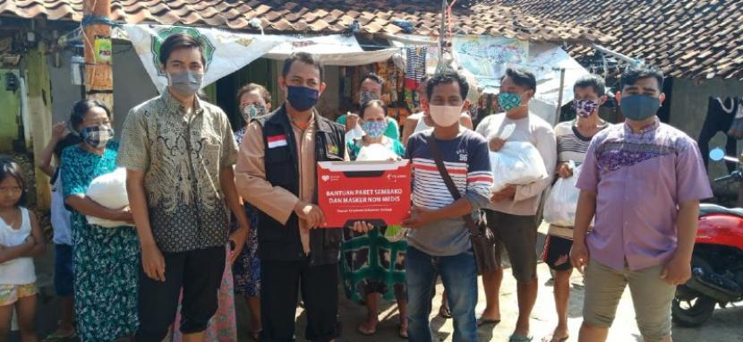 BMH bersama Telkomsel menyalurkan bantuan sembako untuk warga terdampak Covid-19 di Pekalongan Utara, Jawa Tengah.