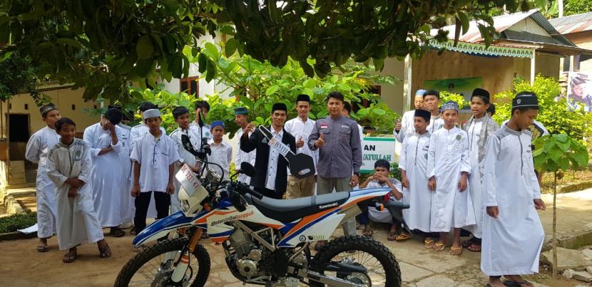 BMH bersama YBM BRILiaN menghadirkan bantuan motor dakwah untuk dai tangguh yang tugas di Polewali Mandar, Sulawesi Barat, Selasa (20/12/2022).  Kredit foto: Dok BMH   