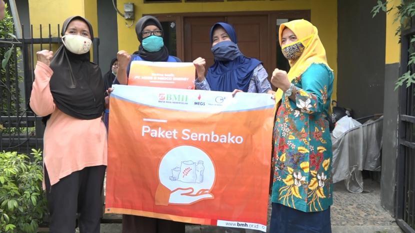 BMH bersinergi dengan MEDCO Energy membagikan paket sembako untuk para ibu hebat yang tergabung dalam Sekolah Ibu Hebat di Cipayung, Bogor.
