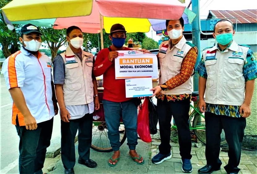 BMH bersinergi dengan YBM PLN UP3 Samarinda menyalurkan  bantuan modal untuk pegiat  UMKM di Tenggarong, Kutai Kartanegara.