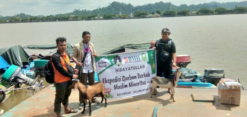 BMH, Dai Tangguh dan Pemuda Hidayatullah mengantarkan hewan kurban untuk para mualaf Suku Dayak Kenyah di pedalaman Kalimantan Utara.