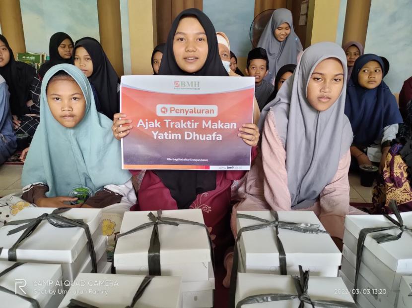 BMH dan customer marketplace menyalurkan program Ajak Traktir Makan (ATM) yatim-dhuafa di di Yayasan Ibadurahman  Pondok Gede,  Bekasi, Kamis (3/3).