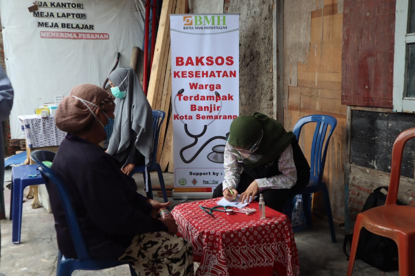  BMH dan Komunitas Ati Becik (KAB) menggelar baksos kesehatan untuk korban banjir di Semarang, Jawa Tengah.