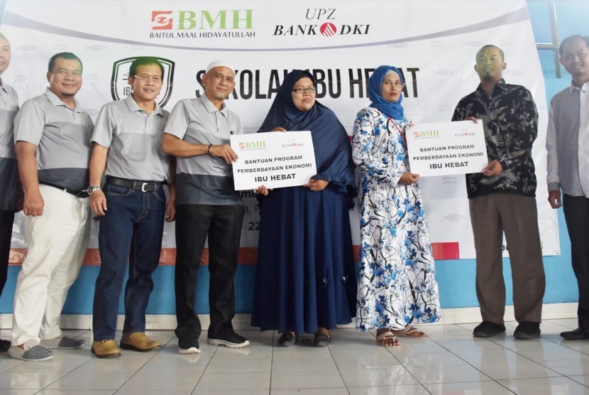 BMH dan UPZ DKI menyeragkan secara simbolis bantuan Sekolah Ibu Hebat di  Muara Kamal, Jakarta Utara.