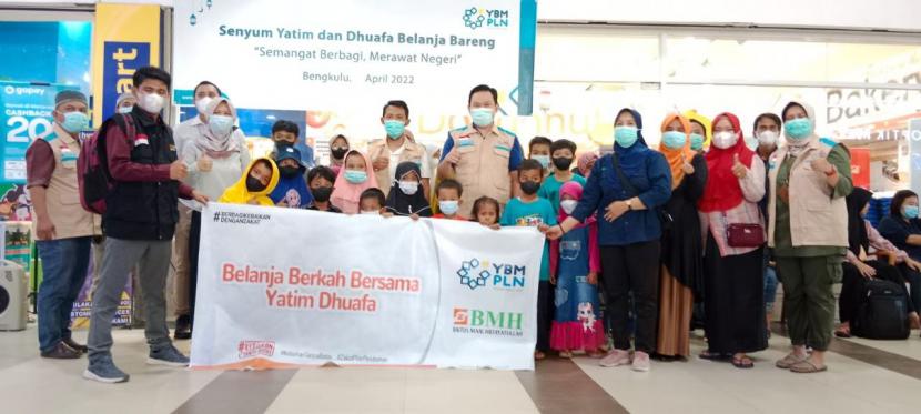 BMH dan YBM PLN menggelar program Belanja Berkah Bersama Yatim Dhuafa yang berlokasi di Bencolen Mall, Bengkulu, Rabu (13/4).