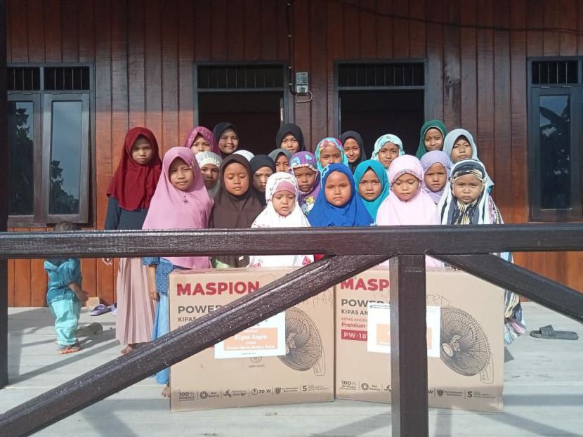 BMH Gerai Berau menyalurkan bantuan kipas angin kepada para santri Rumah Quran Qalbun Salim di Pulau Derawan, Berau, Kalimantan Timur,  beberapa waktu lalu.