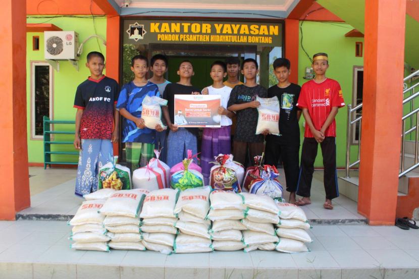 BMH Gerai Bontang menyalurkan bantuan beras unntuk santri ke Pesantren Hidayatullah Bontang di Api-Api, Bontang Utara, Kalimantan Timur (Kaltim), Selasa (31/5).