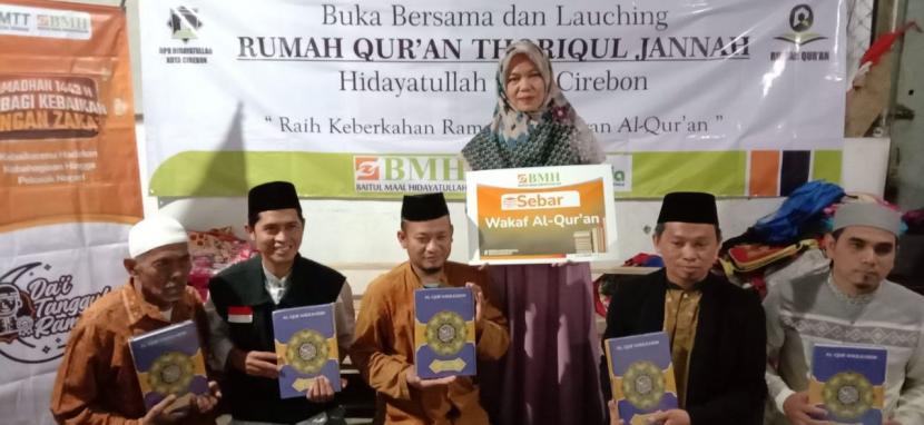 BMH Gerai  Cirebon bersama DPD Hidayatullah Kota Cirebon meluncurkan Rumah Quran Thoriqul Jannah di Kampung Kriyan Barat RT 01/ 17, Kelurahan Pegambiran, Kecamatan Lemah Wungkuk, Cirebon, Rabu (20/4).