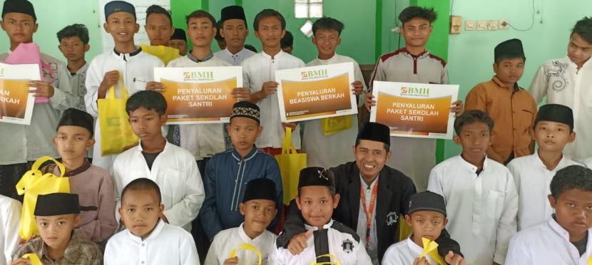 BMH Gerai Cirebon menyalurkan beasiswa kepada siswa SD Lukmanul Hakim Cirebon dan siswa MTs di Cirebon, Jumat (22/7/2022).