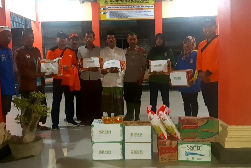 BMH Gerai Gresik menyalurkan bantuan logistik untuk korban bencana banjir di Gresik, Jatim.