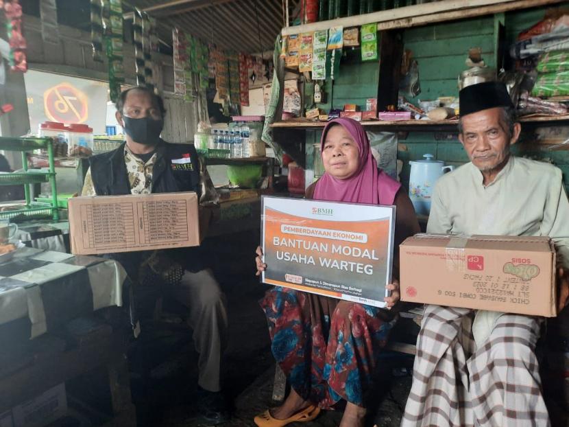 BMH memberikan bantuan modal usaha kepada pegiat usaha  warteg di Pati, Jawa Tengah, bernama   Warsipah, Kamis (20/1).