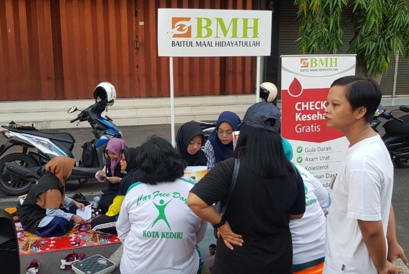 BMH Gerai Kediri menyelenggarakan layanan kesehatan gratis sekaligus kampanye zakat.