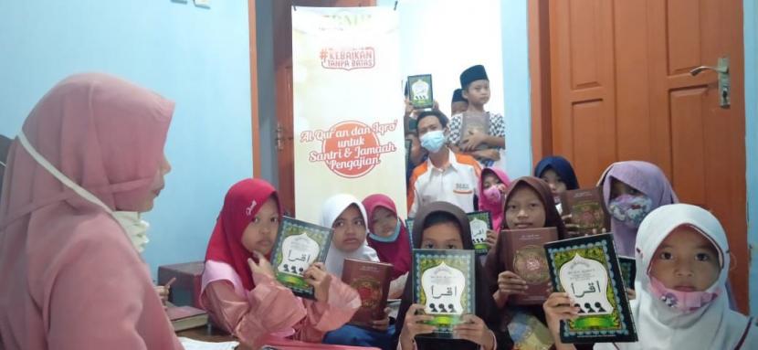 BMH Gerai Kendal, Jawa Tengah, menyalurkan bantuan Alquran dan buku Iqro kepada santri dan jamaah pengajian.