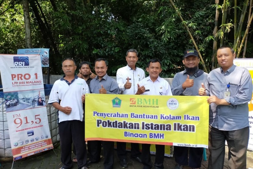 BMH Gerai Malang menyerahkan bantuan kolam ikan. 