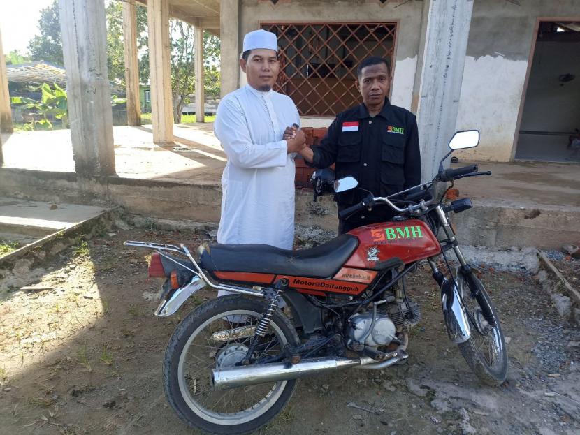 BMH Gerai Malinau menyerahkan bantuan motor dakwah kepada Ustadz Cepi, dai yang yang bertugas dakwah di Malinau, Kalimantan Timur, Senin (6/2/2023).