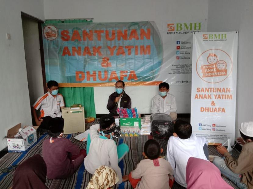 BMH Gerai Pati, Jawa Tengah, memberikan bantuan alat sekolah dan uang saku untuk membeli kuota kepada anak yatim dan dhuafa di Kecamatan Pati dan Kecamatan Sukolilo.