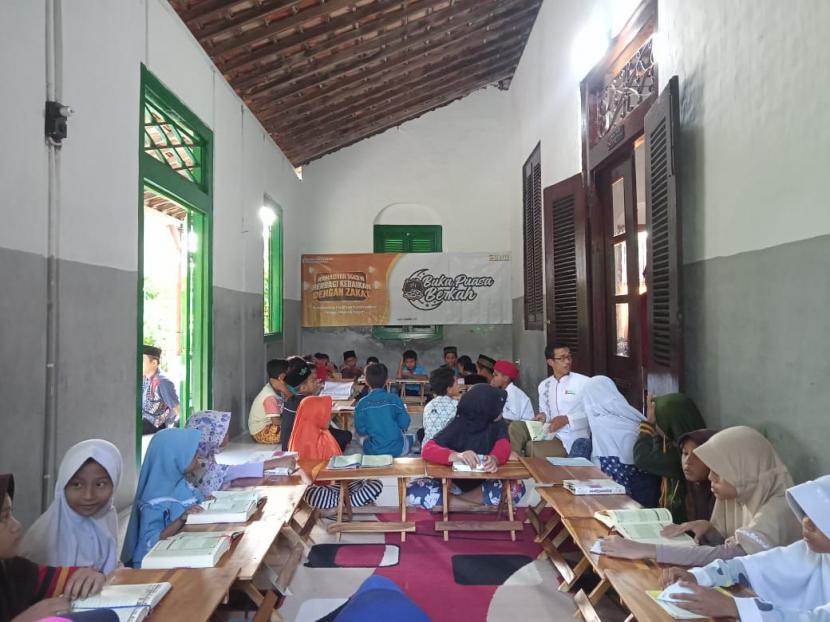 BMH Gerai Pemalang mengadakan khataman Alquran dan Buka Puasa Berkah bersama santri Rumah Quran Hidayatullah (RQH) Bunda Sudarmi, di Kabupaten Pemalang, Sabtu  (23/4).