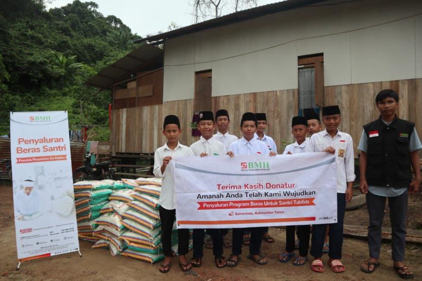 BMH Gerai Samarinda mengirimkan bantuan beras sebanyak 1,2 ton untuk para santri Pesantren Al-Izzah di Jalan Poros Simpang Pasir, Kota Samarinda, Senin (28/2).