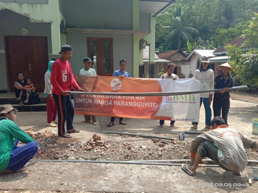 BMH Gerai Solo membangun pipanisasi untuk mengatasi kekeringan di  Dusun Bandungan, Paranggupito, Wonogiri Jawa Tengah.