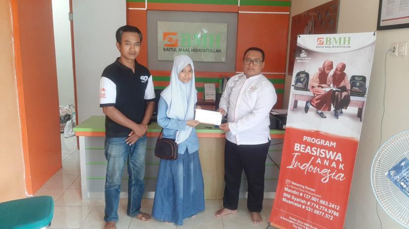 BMH Gerai Surakarta menyalurkan bantuan berupa beasiswa untuk keperluan biaya SPP pendidikan siswa yang berasal dari keluarga dhuafa.