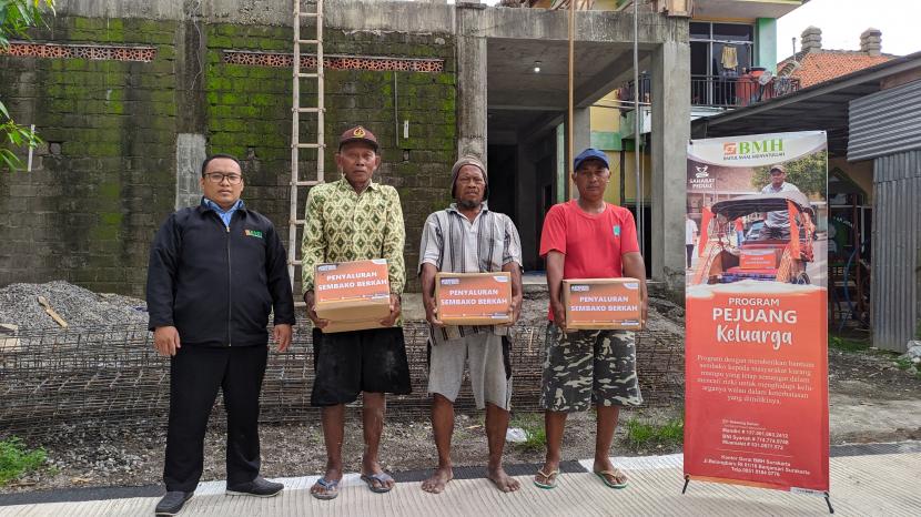 BMH Gerai Surakarta menyalurkan paket Pejuang Keluarga kepada kuli bangunan yang tengah  mengerjakan salah satu proyek di Banjarsari, Surakarta. 