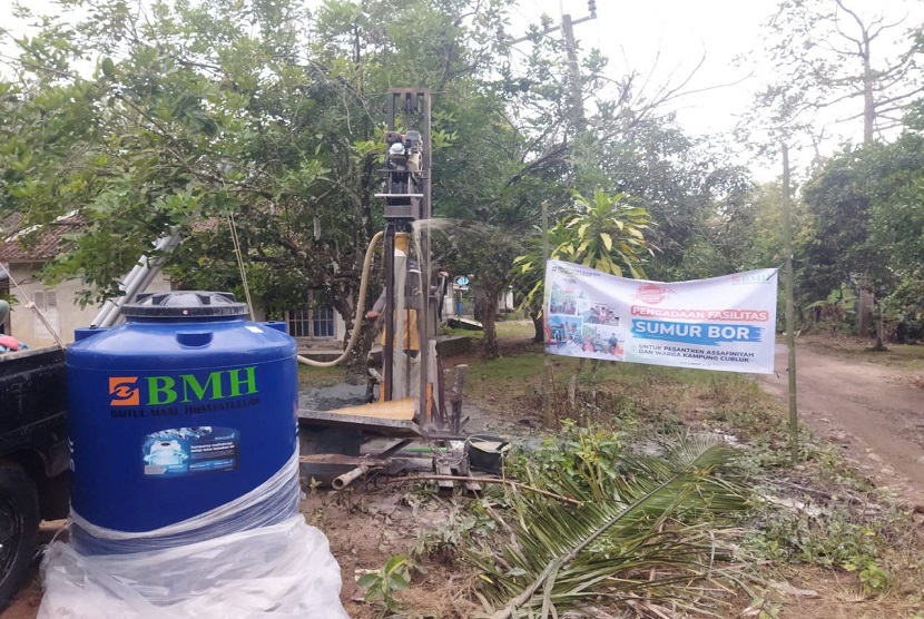 BMH hadirkan sumur bor, yang ke-8, bagi masyarakat yang ada di Kampung Cubluk, Desa Ciparahu, Kecamatan Cihara, Kabupaten Lebak, Banten.