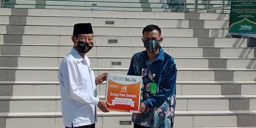 BMH Jateng menyerahkan sembako secara simbolis kepada Ketua Baznas Provinsi Jawa Tengah, Ahmad Darodji.