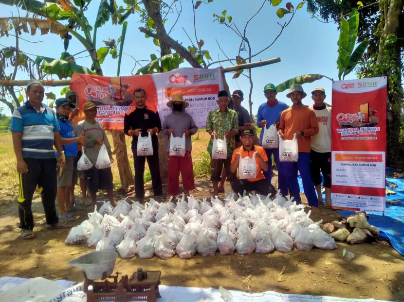 BMH Jawa Timur menyalurkan daging kurban dan membangun sumur bor di wilayah Tuban.