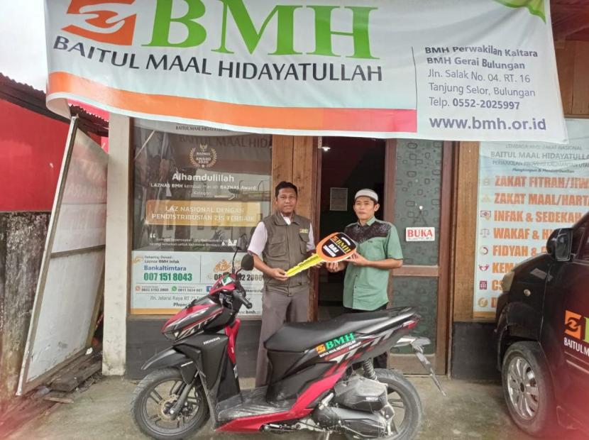 BMH Kalimantan Utara (Kaltara)  menyerahkan bantuan sepeda motor untuk dai tangguh di pedalaman.