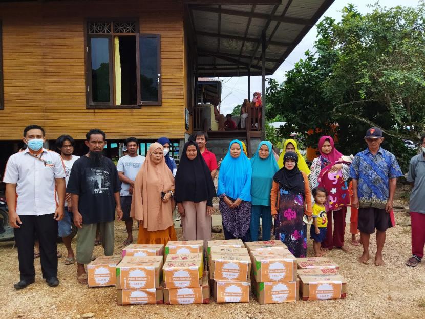 BMH Kaltim Gerai Berau menyalurkan bantuan sembako untuk para janda dan lansia di Kampung Makasang, Berau.