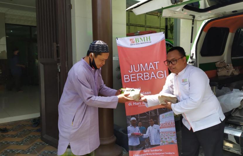 BMH kantor Gerai Surakarta menyalurkan paket makan siang dalam rangka program Jumat Berbagi di Masjid Al-Ihsan Surakarta, Jumat (15/10).