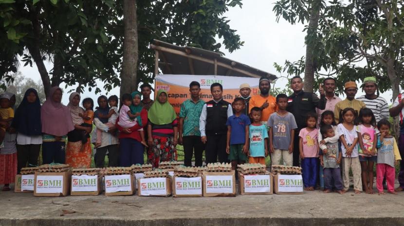 BMH mehyerahkan bantuan sembako kepada mualaf cuku Caros, Kapuauan Riau (Kepri).