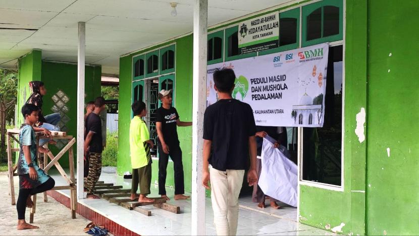  BMH melakukan gerakan bersih-bersih masjid di Masjid Ar-Rahmah Pesantren Raudhatul Jannah, Gunung Lingkas, Kecamatan Tarakan Timur,  Kota Tarakan,  Kalimantan Utara, Senin (6/3/2023).