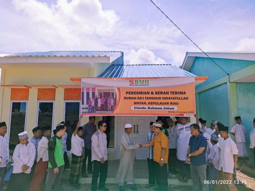 BMH melakukan serah terima dan meresmikan satu unit rumah untuk dai tangguh di Bintan, Kamis (6/1).