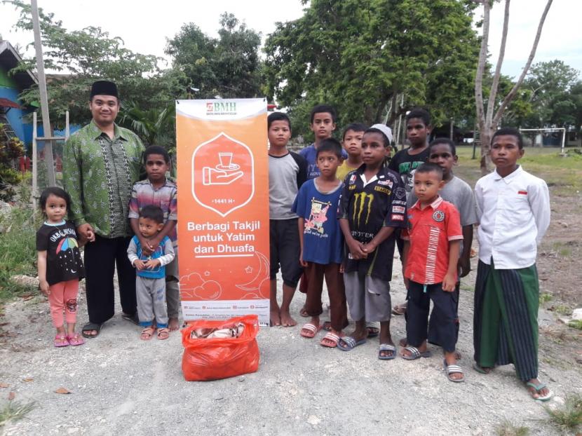 BMH melalui program Buka Puasa Berkah memberikan makanan buka puasa untuk para santri Pesantren Hidayatullah di Merauke, Nabire dan Jayapura.