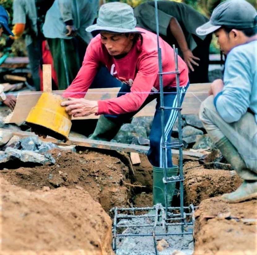 BMH meletakkan batu pertama pembangunan mushala di Desa Talagawangi,  Kecamatan Pakenjeng, Kabupaten Garut, Jawa Barat, Senin (13/9).