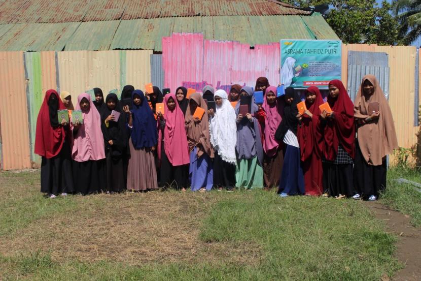 BMH membagikan Alquran Hafalan kepada santri Pesantren Tahfidz Al Jihad di Belopa, Kabupaten Luwu, Sulawesi Selatan.