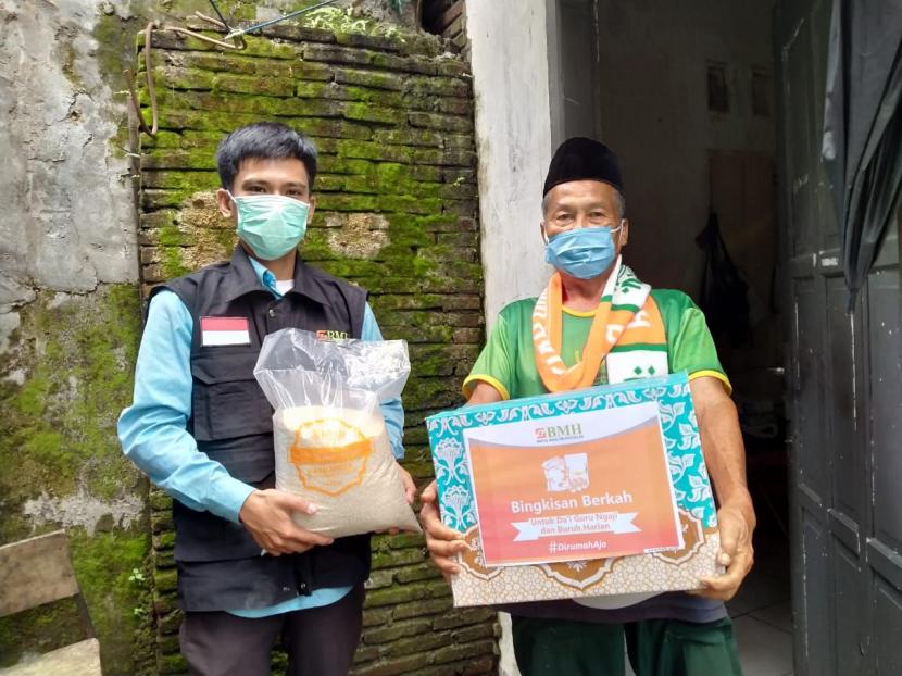 BMH membagikan paket Bingkisan Berkah untuk dai, guru ngaji dan marbot masjid di Kota Makassar, Jumat  (24/4).