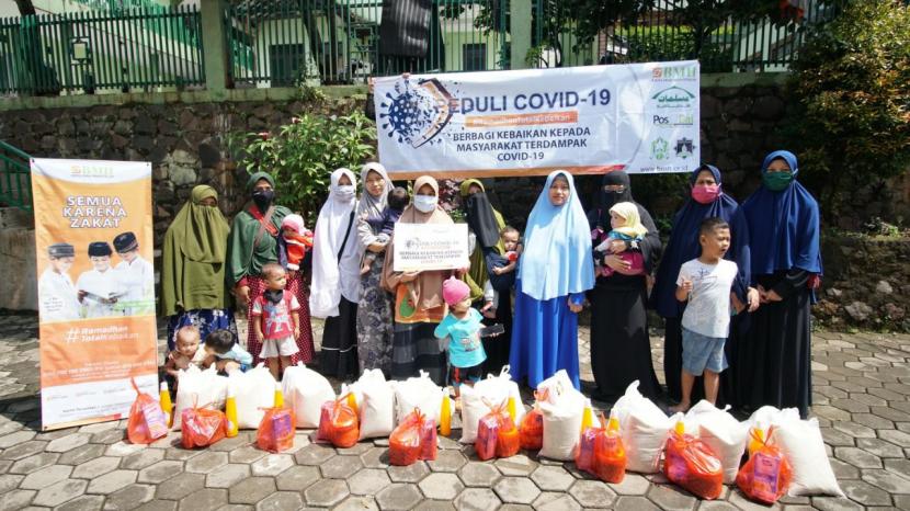 BMH membagikan paket sembako, paket lebaran dan uang tunai kepada guru honorer dan daiyah pelosok di Jawa Barat.
