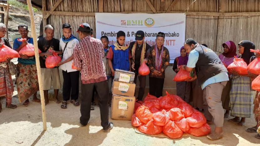 BMH membagikan sembako kepada mualaf pedalaman di Desa Pisan, Kecamatan Amanubar Timur, Kabupaten Timor Tengah Selatan (TTS), NTT.